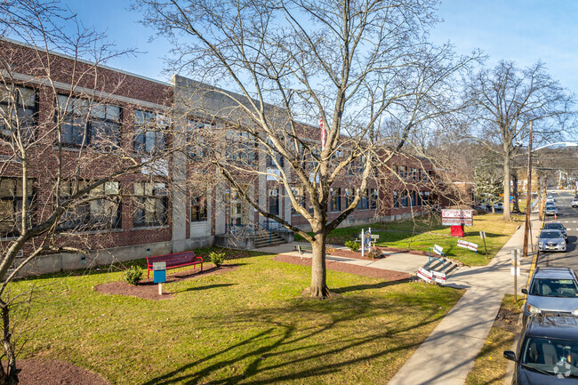 The main facade and entrance to North Plainfield's Stony Brook Elementary School.