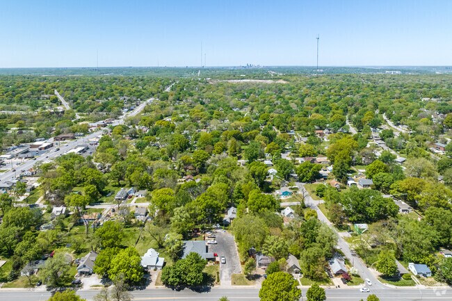 Hill Park is just 20 minutes west of downtown Kansas City.