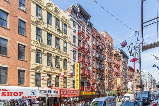 Rows red tone & colorful historic buildings are commonly seen in Chinatown.