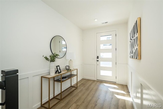 8908 W Gateway Cir, Richmond Heights, MO 63144 - photo 4