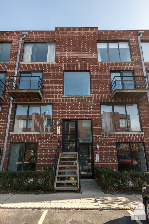 936 W Grace St Unit C101, Chicago, IL 60613