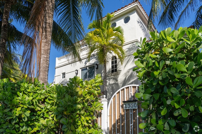 Coral Ridge is a lush and vibrant neighborhood filled with tropical foliage.