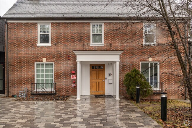 Yashiva Ohr Yisreal is a private religious school for boys serving grades 9-12.