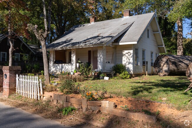 Manufactured and shotgun-style houses are available in Gainesvilles Cotton Mill Village.