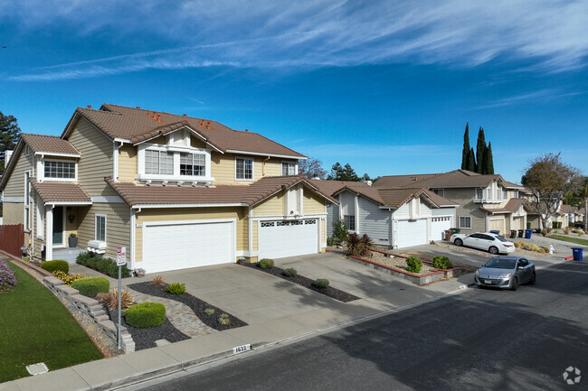 Oak Hills offers many townhouses to choose from near public transportation.