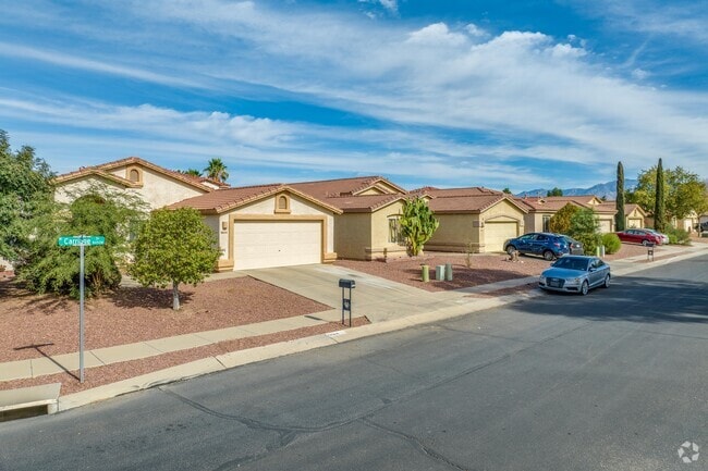 Homes in the Countryside neighborhood of Marana feature stucco and gravel yards.
