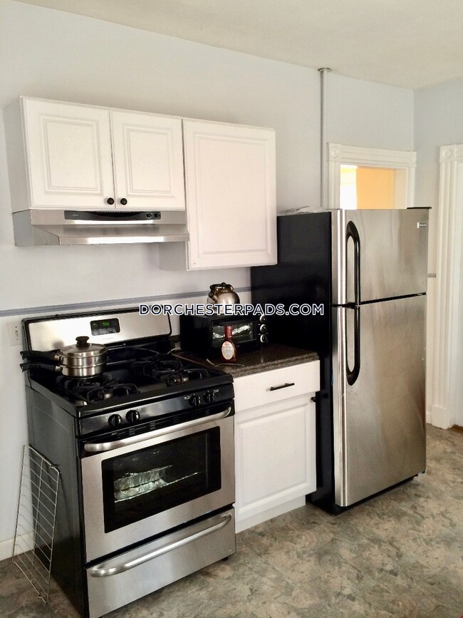 18 Hinckley St Unit 1, Boston, MA 02125