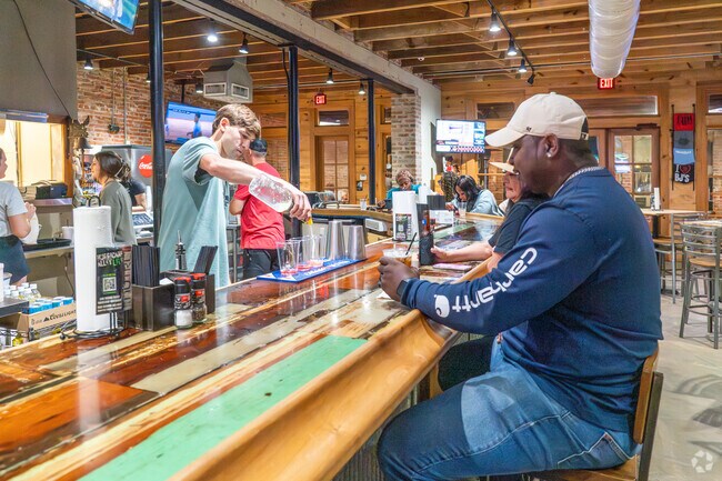 Downtown Shreveport near Gloster-Kickapoo has bars, restaurants and casinos for a lively nightlife.