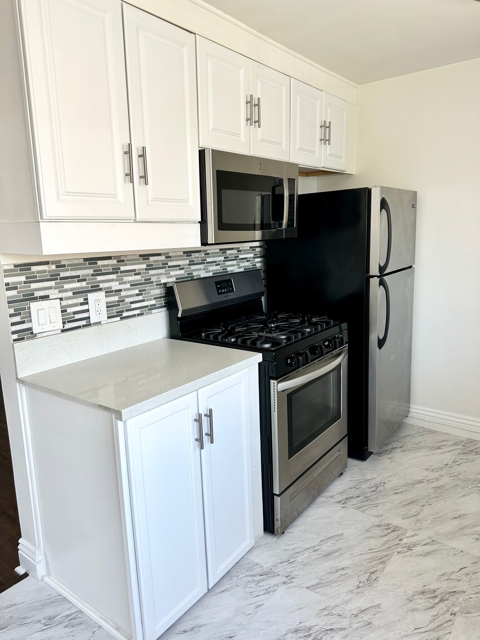 6123 Eleanor Ave Unit 204, Los Angeles, CA 90038