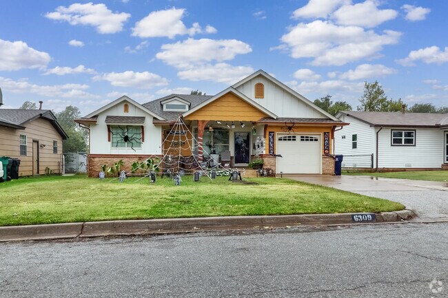 Minimal Traditional homes dot the community of Cloverleaf.