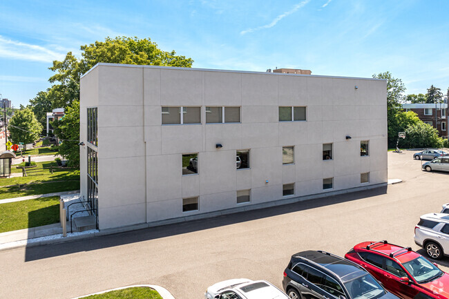 Bais Yaakov High School has a student-teacher ratio of 4 to 1.