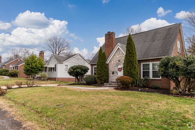 Cottages are a very popular style home in Fountaincrest.