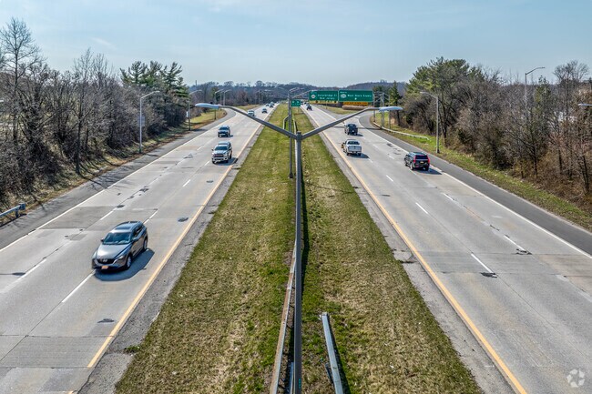 Residents of Bulls Head can drive into Brooklyn or New Jersey via the Staten Is. Expressway.