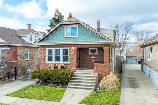 There are many well maintained bungalows in Lyons.