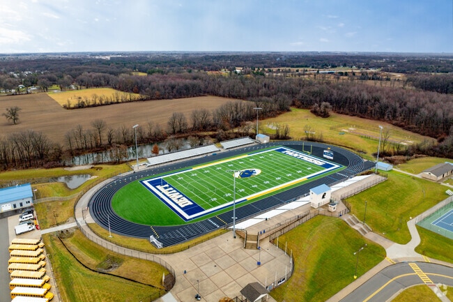 DeWitt High School has a student population of 995 students.