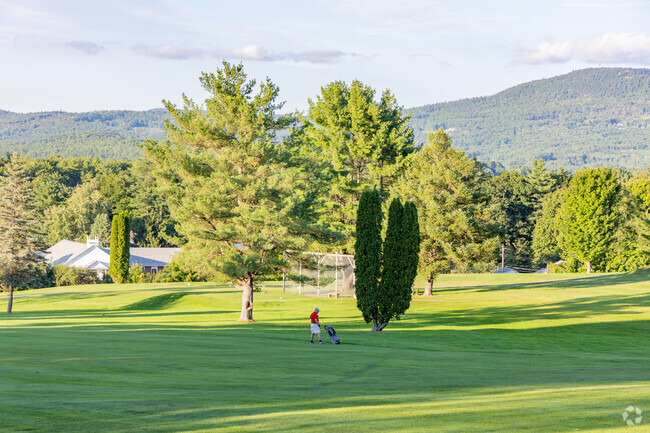 Golfers enjoy becoming members of Claremont Country Club in the town of Claremont.