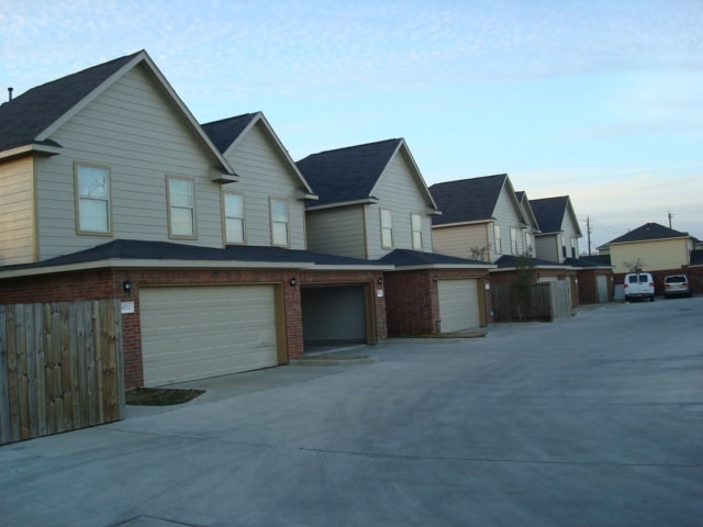 Palm Trace Homes, Houston, TX 77099 - photo 2