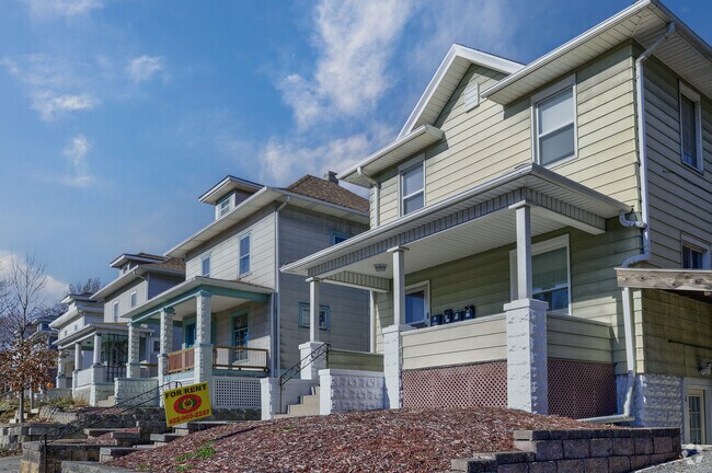 This row of homes is a great example of four-square architecture in Ford Birthsite.