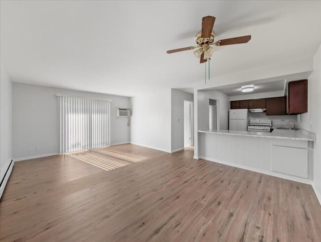 122 W Washington St unit 302, Round Lake, IL 60073 - photo 3