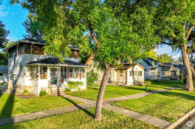 A row of older homes in Horace Mann that are well maintained.