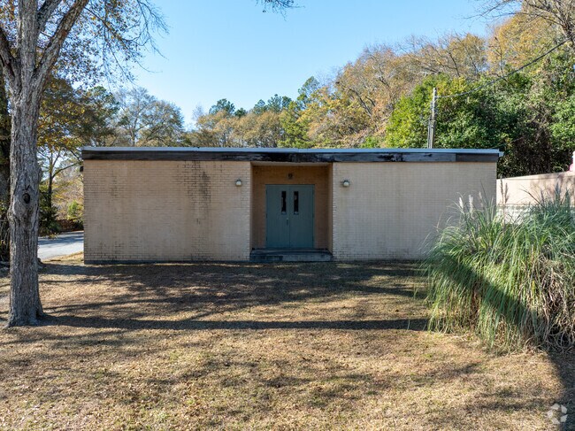 Hallie Turner Private School has a student-teacher ratio of 9.3.