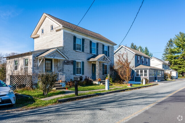 There are many colonials in Washington, NJ.