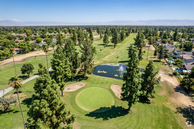 Amberton residents can play a ground of golf at the Sundale Country Club.