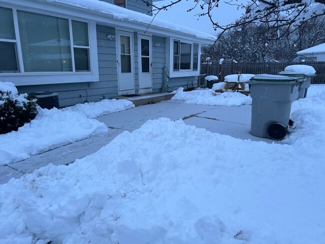 9307 W Manor Ct, Milwaukee, WI 53224 - photo 2