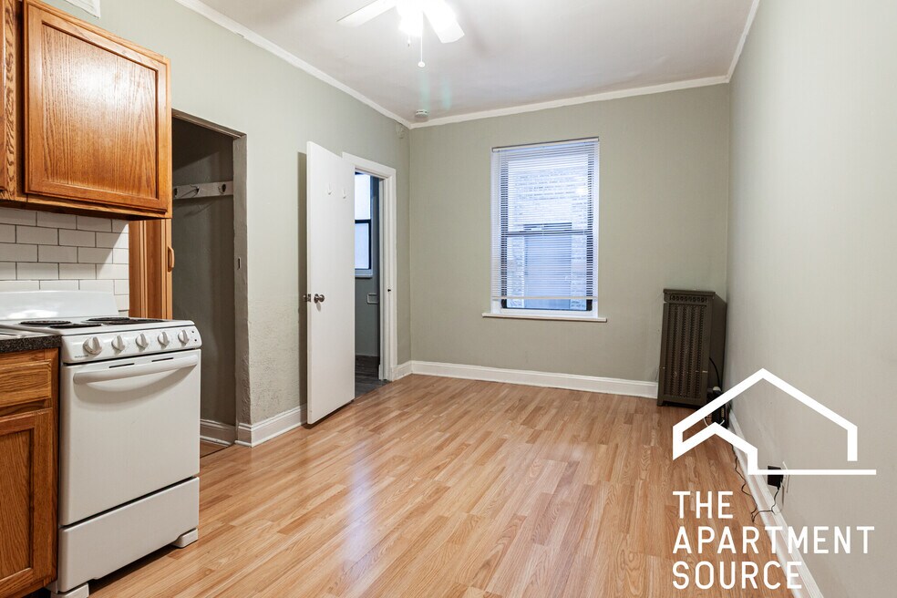 3835 N Fremont St unit 207, Chicago, IL 60613 - photo 1