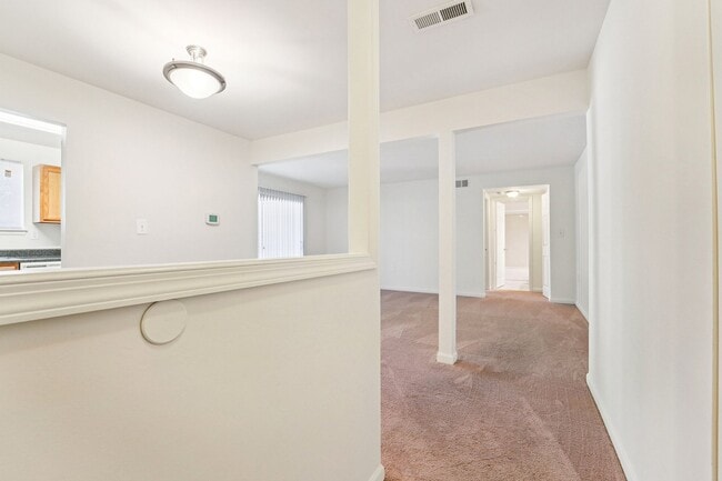 1BR, 1BA - 692SF - Foyer