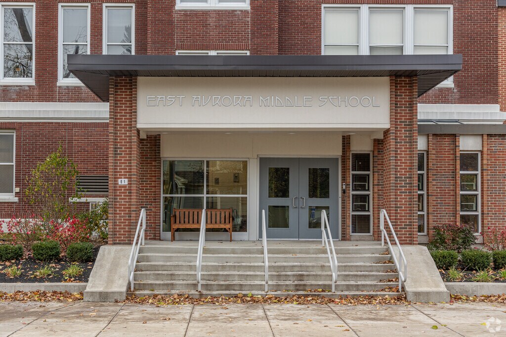 East Aurora Middle School has 506 students in grades 5-8.