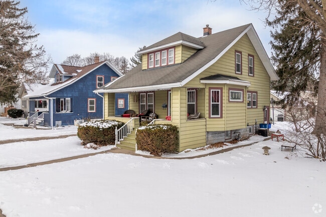 Throughout most of Roselle craftsman stand on spacious tree-lined streets.