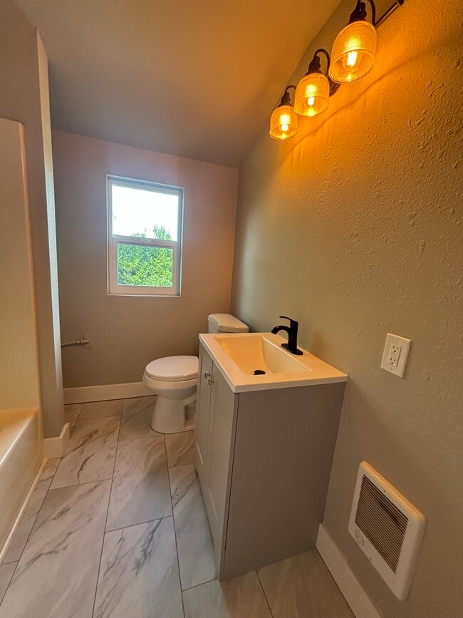 8015 N John Ave unit Upper, Portland, OR 97203 - photo 7