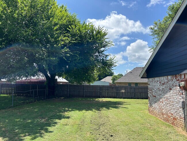 607 N Robin Way, Mustang, OK 73064 - photo 4