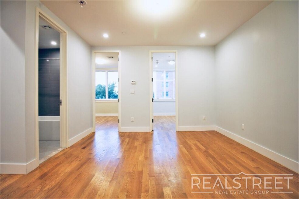 Large 2.5 Bed + LAUNDRY In Unit & Roof Deck!