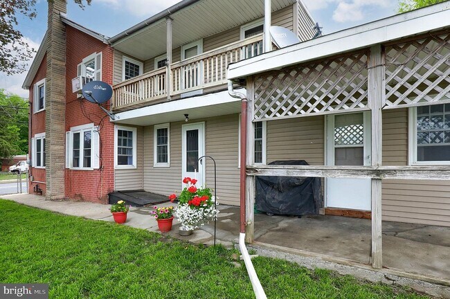 1102 Lancaster Ave unit Front, Columbia, PA 17512 - photo 5