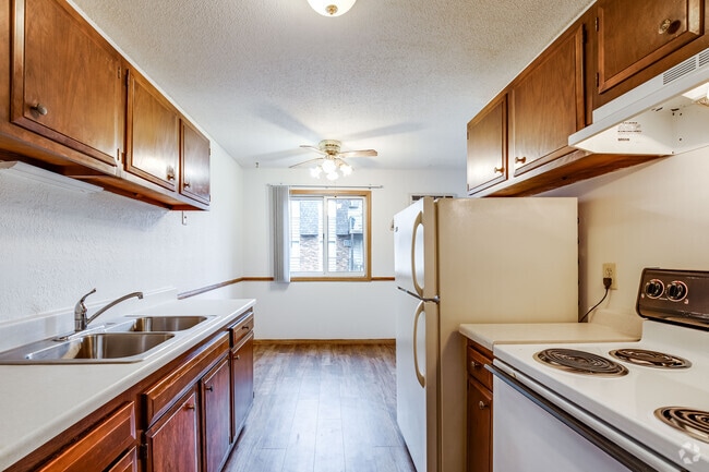 1BR, !BA - 700SF - Kitchen and Dining