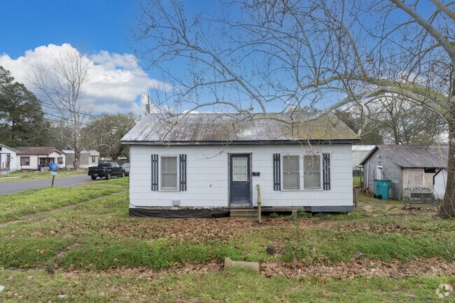 Many historic homes in Eunice offer renovation potential.
