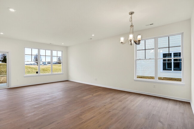 1633 Clover Crossing Dr, Greenfield, IN 46140 - photo 2