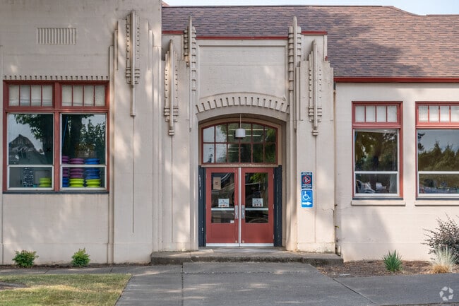 Central Linn Elementary School is a public school serving grades K-5 in Halsey, Oregon.