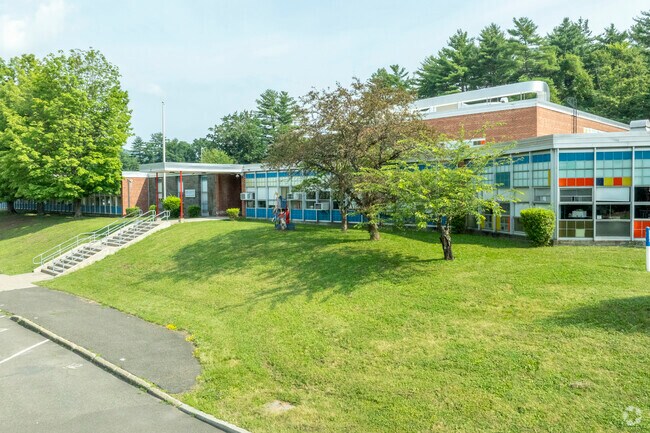 Reginald Bennett Elementary School has 237 students with a student-teacher ratio of 7 to 1.