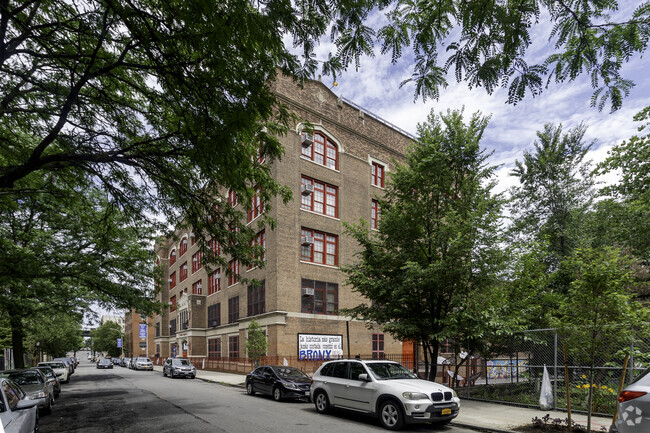 The Longwood Academy for Discovery has a student/teacher ratio of 9.3:1.