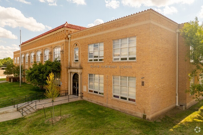 Wolflin Elementary School has a 15:1 student teacher ratio.