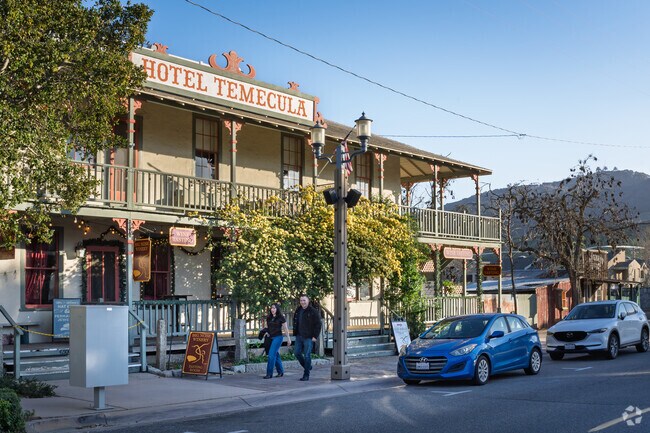 Relax with a glass and enjoy live music at Big Nose Winery near Alta Vista.