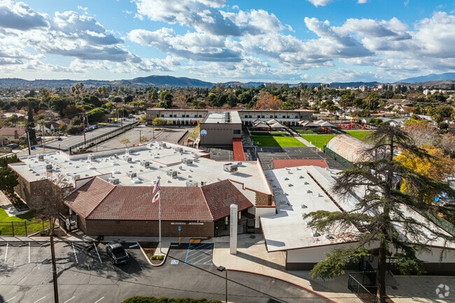 Washington Elementary School is public and serves students in grades K-5.