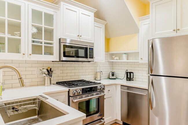 2565 NW Thurman St unit 2565, Portland, OR 97210 - photo 5