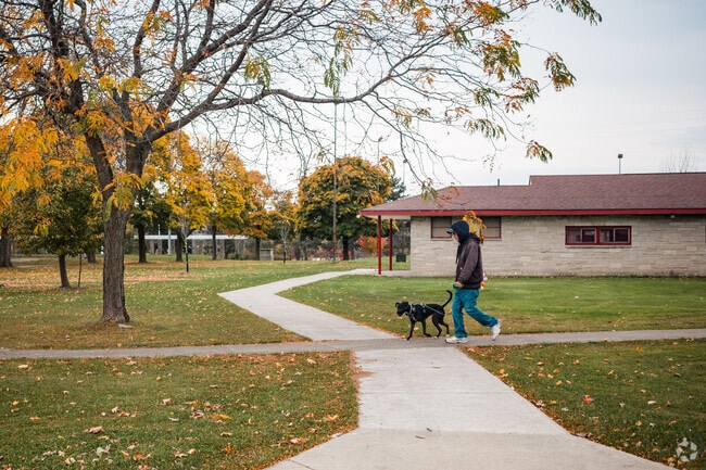 Hyde Park in Niagara Falls has many trails to explore/