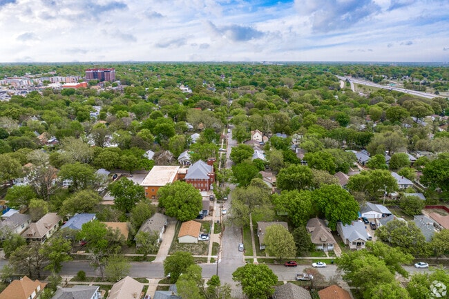 East Front/Sunnyside is located right next to College Hill.