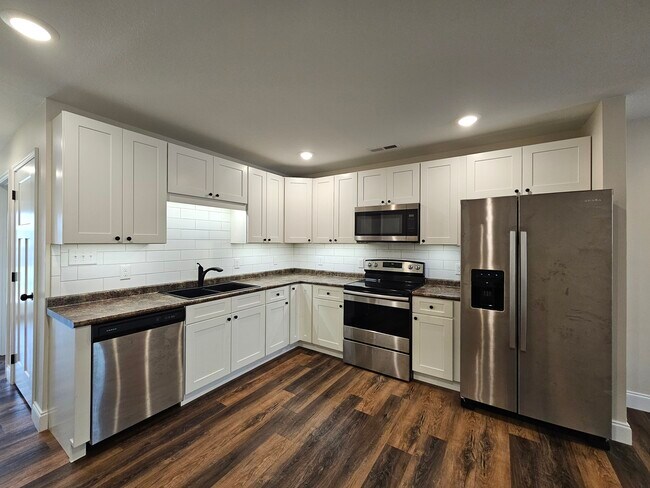 519 Hendrickson St unit B, Clinton, TN 37716 - photo 4