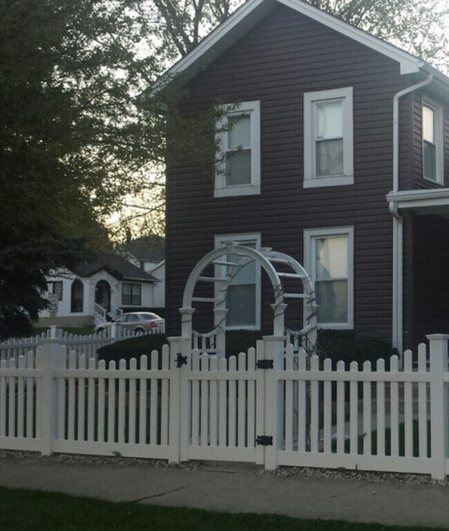 1402 S State St, Lockport, IL 60441